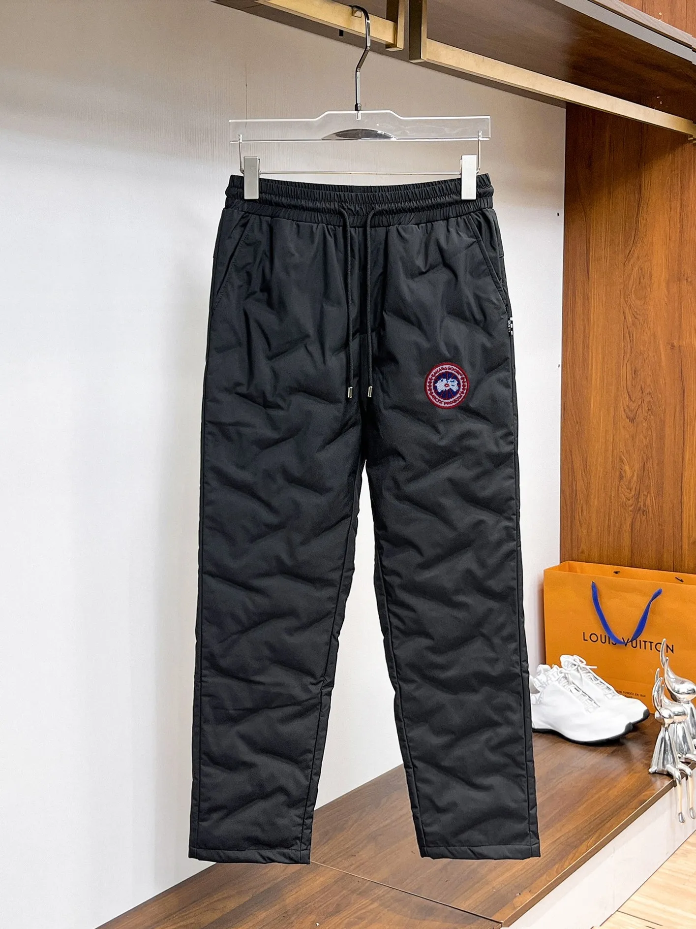 P490 Big Goose🇨🇦 🔥50ss thickened warm down pants, a new autumn and winter product, are here. 🌹Winter essential outdoor windproof, lockable and warm. Made of professional-grade outdoor windproof, waterproof and breathable fabric. Lining is filled with %90 white duck down. Lightweight design. Lightweight and warm. Seamless gluing process on the inside. Made of light and gall-free anti-drilling fabric to effectively prevent velvet running. Original hardware accessories Classic logo matching, simple and versatile, the upper body is stylish and not bloated, the same style for men and women! Size: M-3XL.